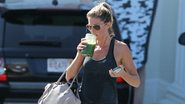 Gisele Bündchen toma suco verde após deixar academia nos EUA - AKM-GSI/Splash