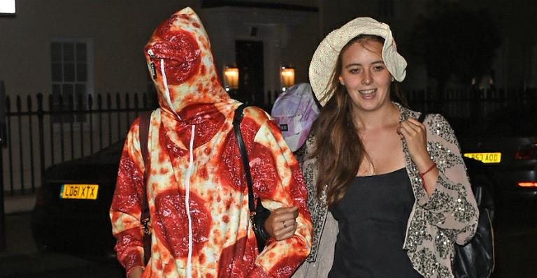 Cara Delevingne usa macacão de pizza para se esconder de paparazzi - AKM-GSI/Splash