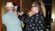 Irritada, modelo Cara Delevingne agride fotógrafo nos EUA - AKM-GSI/Splash