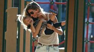 Gisele Bündchen se diverte com os filhos em parque nos EUA - AKM-GSI/Splash