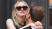 Dakota Faning troca carinhos com o namorado em Nova York - AKM-GSI/Splash