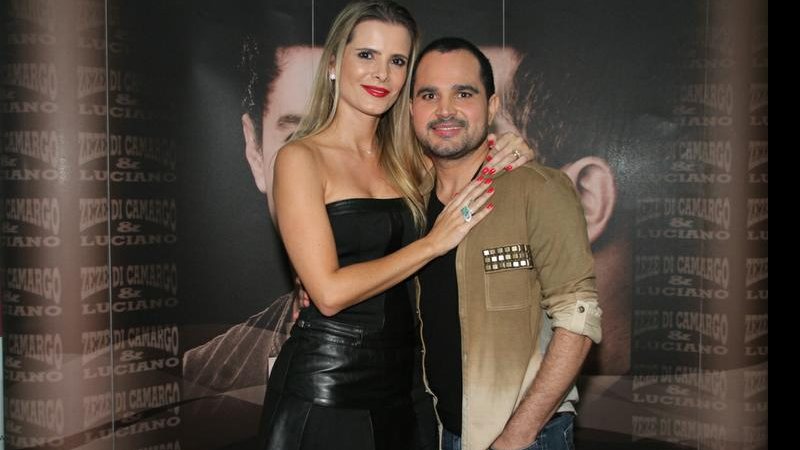 Flávia Fonseca e Luciano trocam beijos no camarim de show - Graça Paes/Photo Rio News