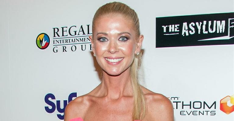 Tara Reid quase mostra demais na premiere do filme Sharknado 2 - Getty Images