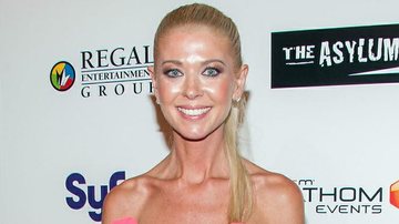 Tara Reid quase mostra demais na premiere do filme Sharknado 2 - Getty Images