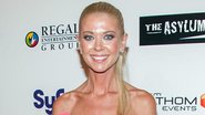 Tara Reid quase mostra demais na premiere do filme Sharknado 2 - Getty Images