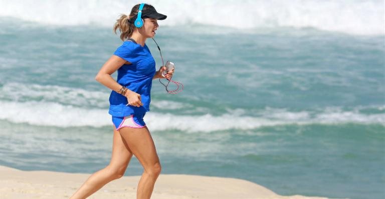 Grazi Massafera esbanja boa forma durante corrida na praia - Dilson Silva/AgNews