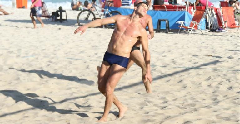 José Loreto joga futevôlei na praia da Barra da Tijuca, no Rio de Janeiro - Wallace Barbosa/AgNews