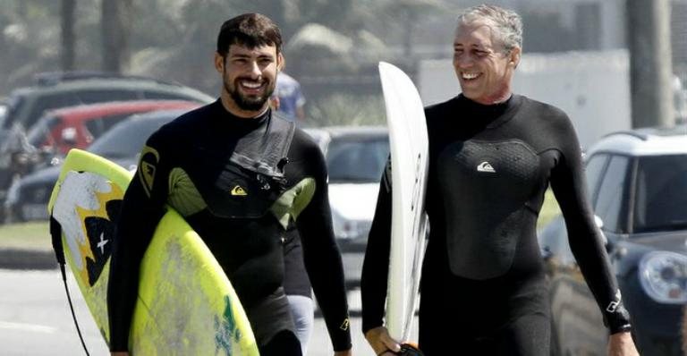 Cauã Reymond e o pai na Barra da Tijuca - Marcos Ferreira /photo rio news