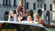 Uma Thurman passeia de barco com os filhos em Veneza - AKM-GSI/Splash