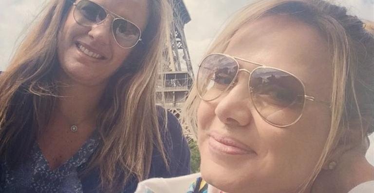 Eliana posa com amiga em frente à Torre Eiffel, em Paris - Instagram/Reprodução