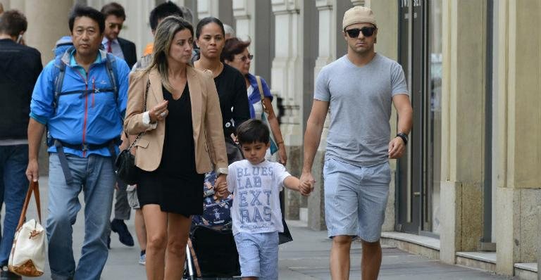 Felipe Massa passeia com a família em Milão, na Itália - AKM-GSI/Splash