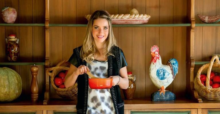 Monique Alfradique mostra suas habilidades como chef - Cadu Pilotto