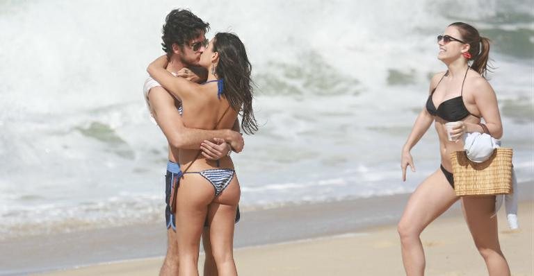 Isis Valverde volta a gravar cena de beijo com Marco Pigossi na praia - Dilson Silva/AgNews