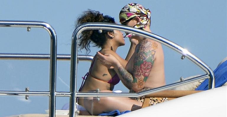 Rihanna é flagrada beijando amiga durante viagem na Itália - AKM-GSI/Splash