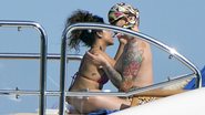 Rihanna é flagrada beijando amiga durante viagem na Itália - AKM-GSI/Splash