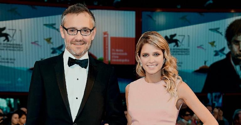 A empresária de moda chega triunfal com Laurent Vinay, de grife de relógios luxo, no red carpet de Veneza - GABRIEL WICKBOLD E IAN GAVAN/GETTY IMAGES