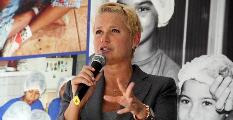 Xuxa é rodeada por crianças em evento em sua Fundação - FotoRioNews