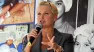 Xuxa é rodeada por crianças em evento em sua Fundação - FotoRioNews