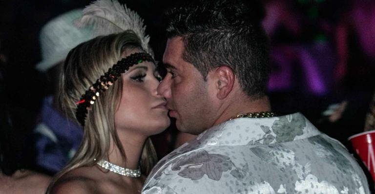 Andressa Urach é vista aos beijos com moreno em festa - AgNews