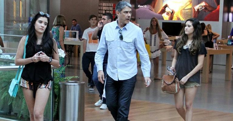 William Bonner passeia com as filhas em shopping no Rio - Marcus Pavão/AgNews