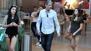 William Bonner passeia com as filhas em shopping no Rio - Marcus Pavão/AgNews