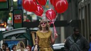 Taylor Swift passeia com balões vermelhos em Nova York - AKM-GSI/Splash