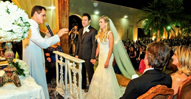 Em Goiânia, o casal celebra sua união perante a família e os amigos. - JOÃO PASSOS/BRASIL FOTOPRESS