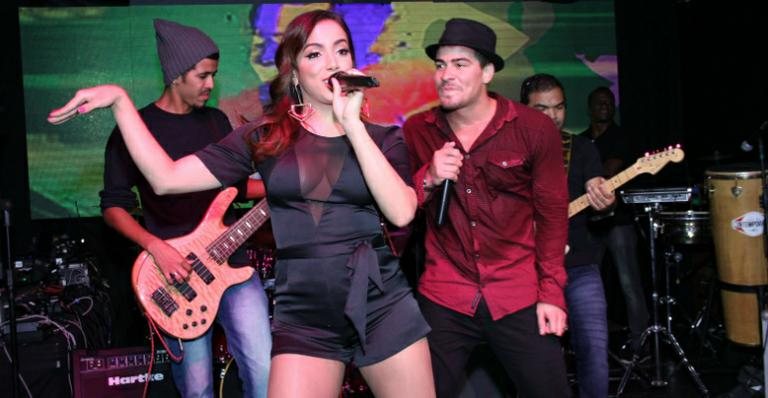 Anitta e Thiago Martins cantam juntos em festa no Rio - Alex Palarea/AgNews