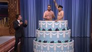 James Franco e Seth Rogen fazem striptease em programa de TV - YouTube/Reprodução