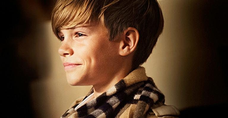 Romeo Beckham - Cortesia Burberry / Reprodução US Weekly