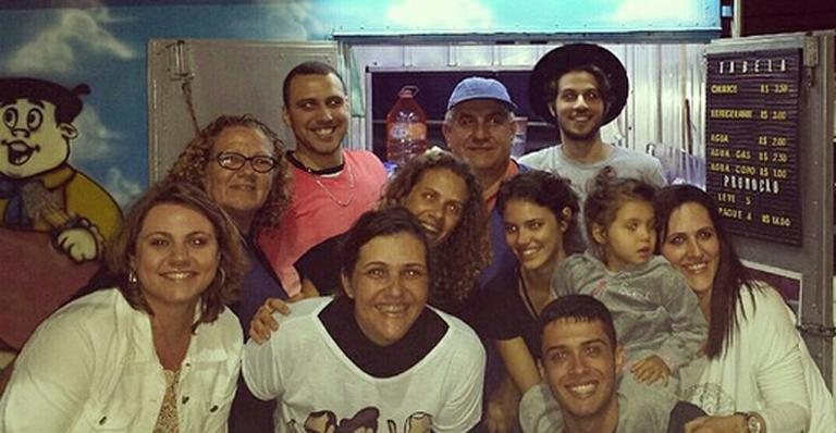 Chay Suede com a família de Laura Neiva - Instagram/Reprodução