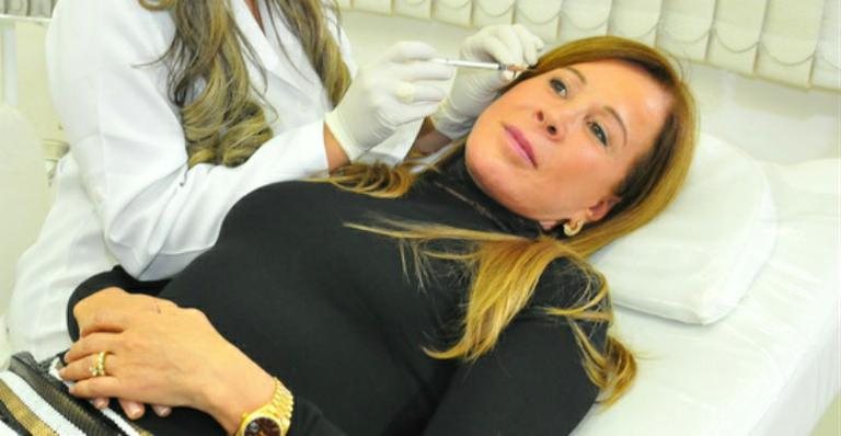 Zilu Camargo aplica botox durante tarde em clínica dermatológica - Cassiano de Souza / CBS Imagens