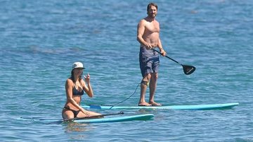 Gerard Butler pratica stand up paddle com a namorada nos EUA - AKM-GSI/Splash