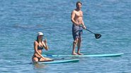 Gerard Butler pratica stand up paddle com a namorada nos EUA - AKM-GSI/Splash