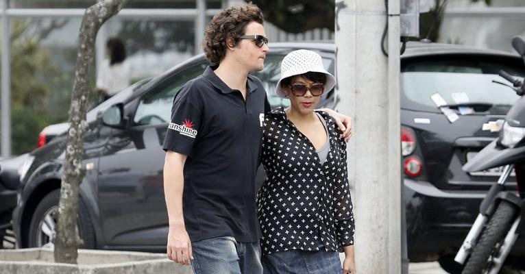 Casal caminhou abraçado pela orla de Ipanema neste domingo, 28 - Foto Rio News