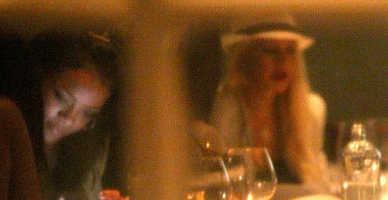 Rihanna e Christina Aguilera vão ao mesmo restaurante - AKM GSI - Splash News