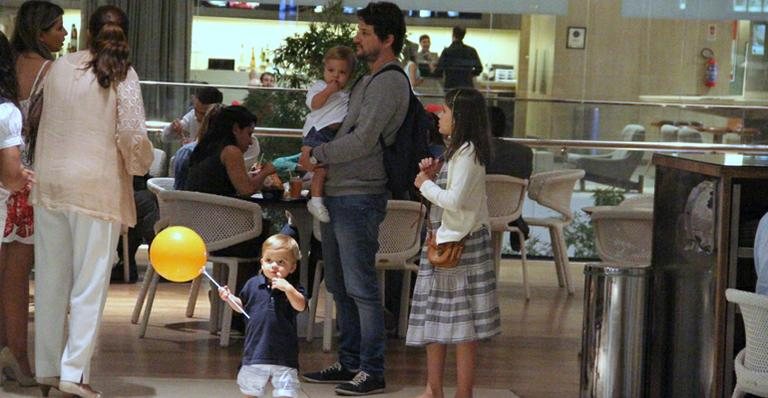 Marcelo Serrado curte passeio com seus três filhos - Marcus Pavão/AgNews