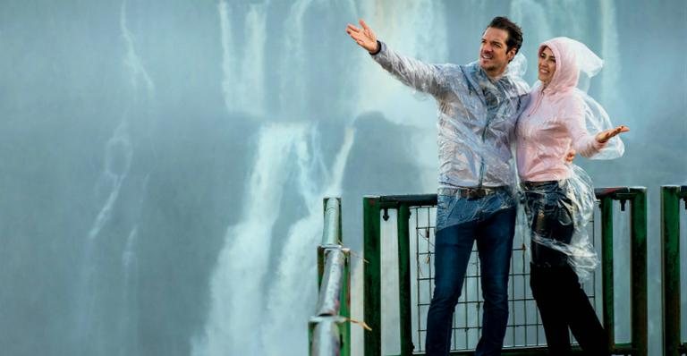 Carlos e Ivy se encantam com a exuberante beleza das Cataratas do Iguaçu. - Cadu Pilotto