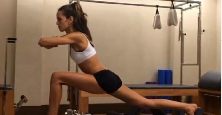 Izabel Goulart exite ótima forma durante treino de pilates - Instagram/Reprodução