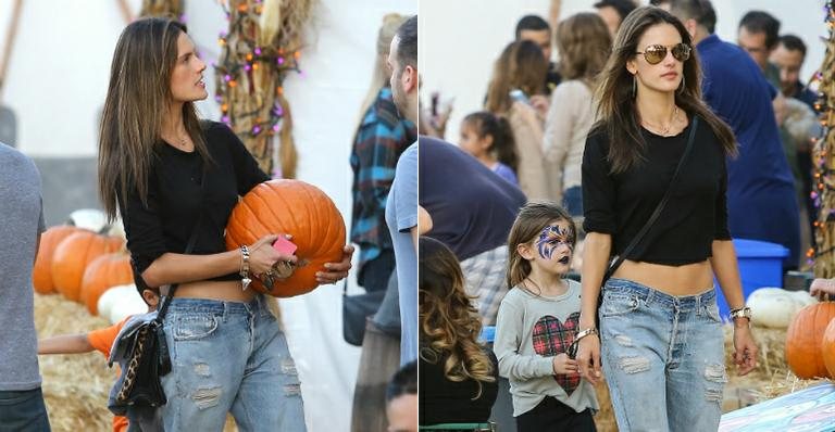 Alessandra Ambrosio e Anja compram abóbora para o Halloween - AKM-GSI / AKM-GSI