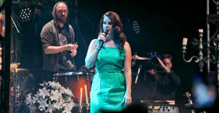 Lana Del Rey cumpre promessa e faz show em cemitério nos Estados Unidos - AKM-GSI/Splash