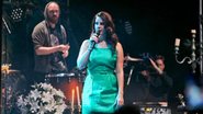 Lana Del Rey cumpre promessa e faz show em cemitério nos Estados Unidos - AKM-GSI/Splash