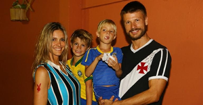 Fernanda Lima e Rodrigo Hilbert com os gêmeos João e Francisco - Marcello Sá Barretto  / AgNews