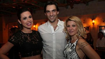 Giba com a namorada, Maria Luiza, e Antonia Fontenelle - Claudio Andrade / Photo Rio News