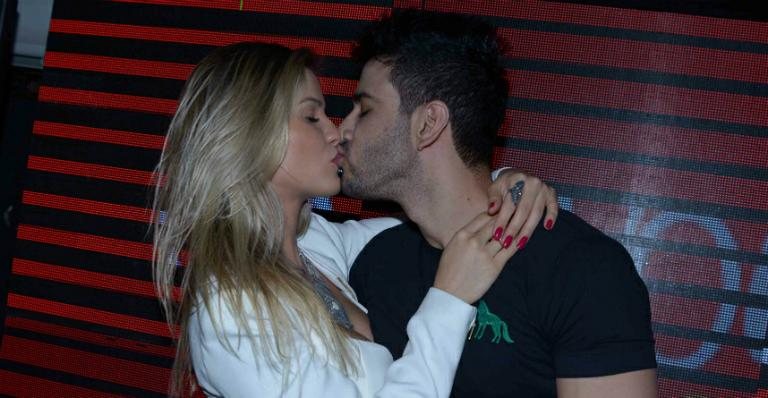 Gusttavo Lima e Andressa Suita se beijam em show - Leo Franco/AgNews