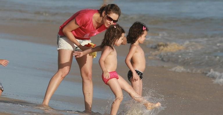 Bianca Rinaldi curte dia na praia com as filhas gêmeas - Dilson Silva/AgNews