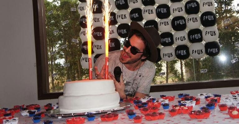 Fiuk comemora aniversário com festa para fãs em São Paulo - Clayton Felizardo/Photo Rio News