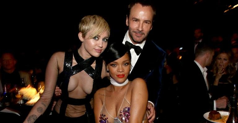 Rihanna e Miley Cyrus ousam no visual em baile de gala - Getty Images