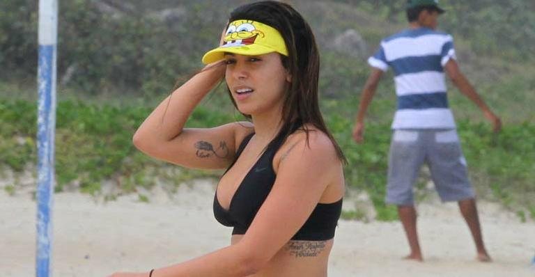 Anitta em praia no Rio de Janeiro - Gabriel Rangel / AgNews