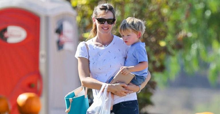 Jennifer Garner brinca com o filho em parque - AKM-GSI/Splash